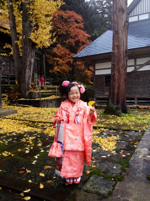 写真クラブ会長賞－栗城浩美「三島神社でハイ、チーズ!!」