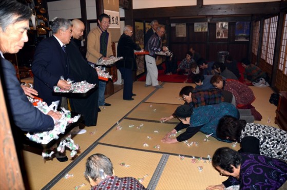 6_川井松音寺の団子まき_R