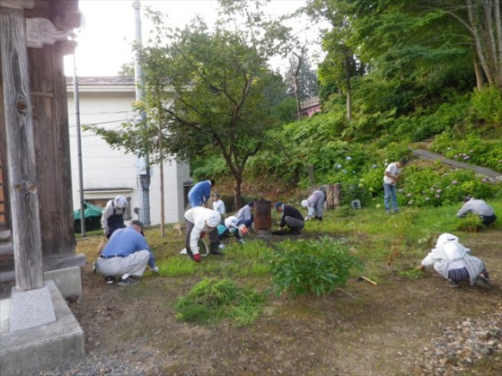 早朝に寺院の境内清掃（川井地区）_R