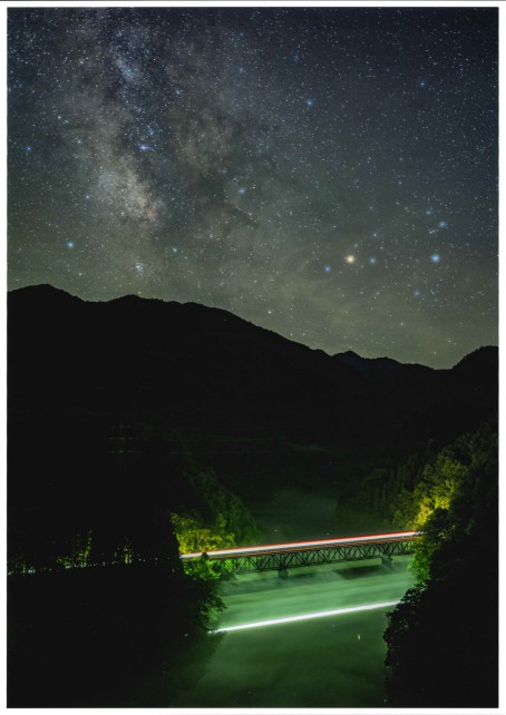 リサイズ_054_天の川と只見川、星と列車、光の共演（上野貴道）